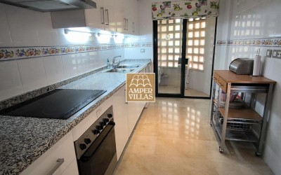 Amplio y luminoso apartamento con garaje cerrado a la venta en la Sierra de Altea.